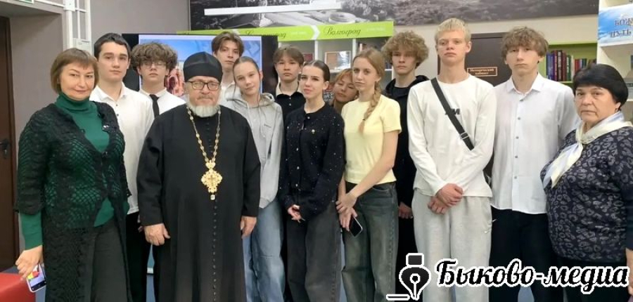 В модельной библиотеке школьники встретились с настоятелем храма