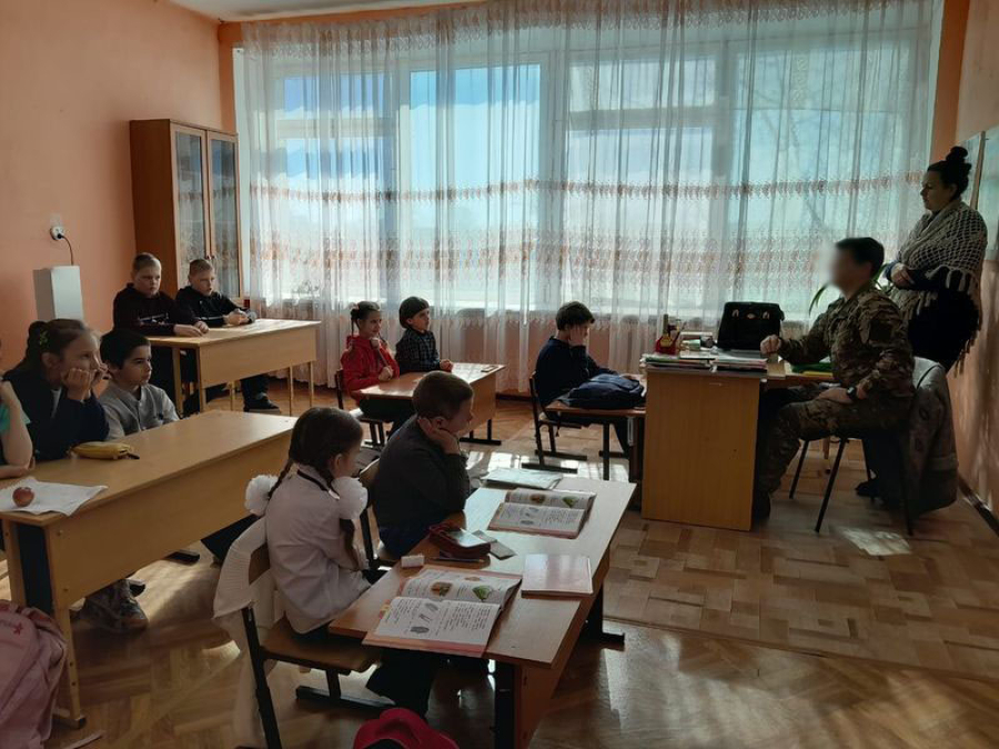 В Зеленом школьники  встретились с участником СВО