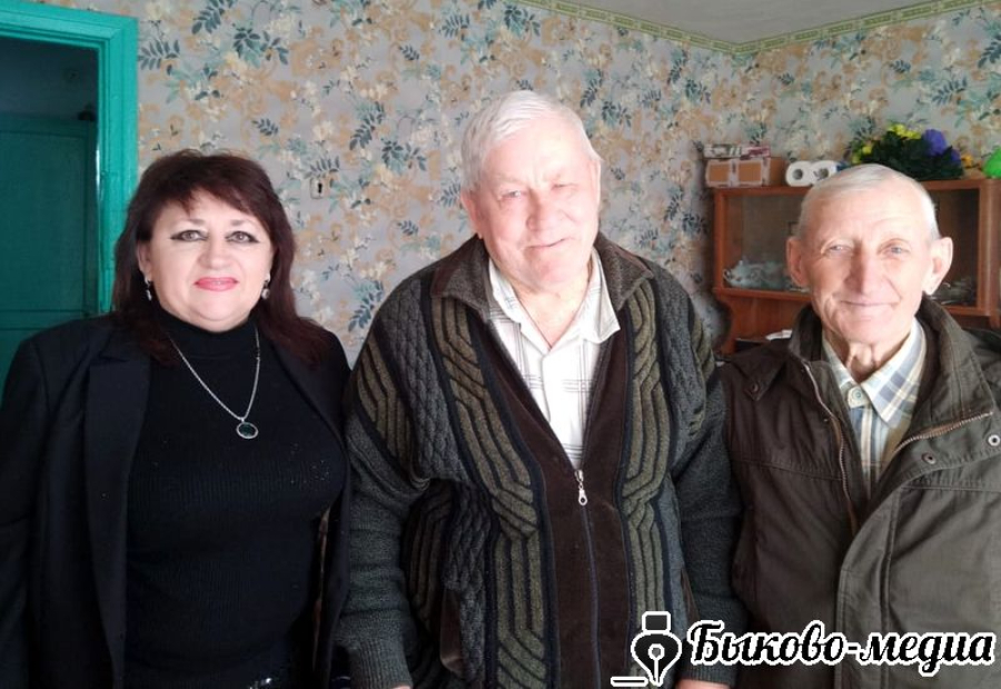 В Новоникольском поздравили с юбилеем ветерана труда