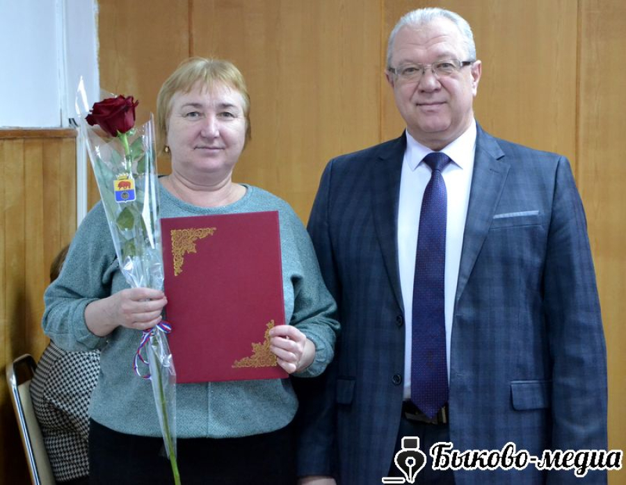 В администрации района специалисту вручили почетную грамоту