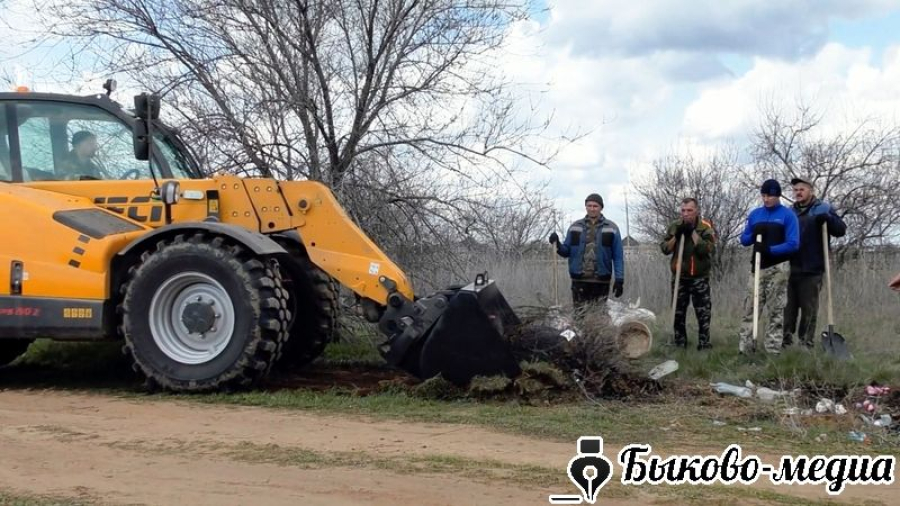 В Приморске прошел субботник по уборке территории поселкового кладбища