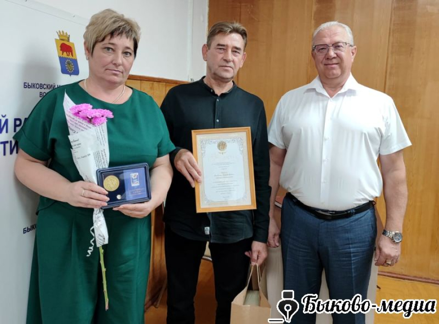 Семейной паре Дубовых вручена медаль "За любовь и верность"