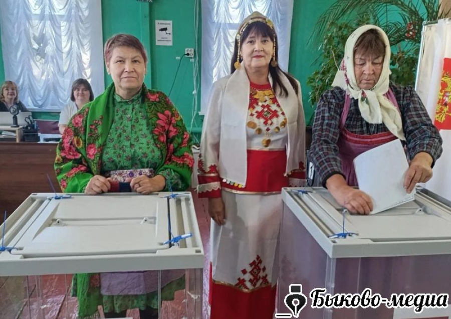 Жители чувашской национальности пришли на участок в Верхнем Балыклее в традиционных костюмах