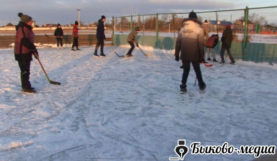 На центральном стадионе  Быково залили каток