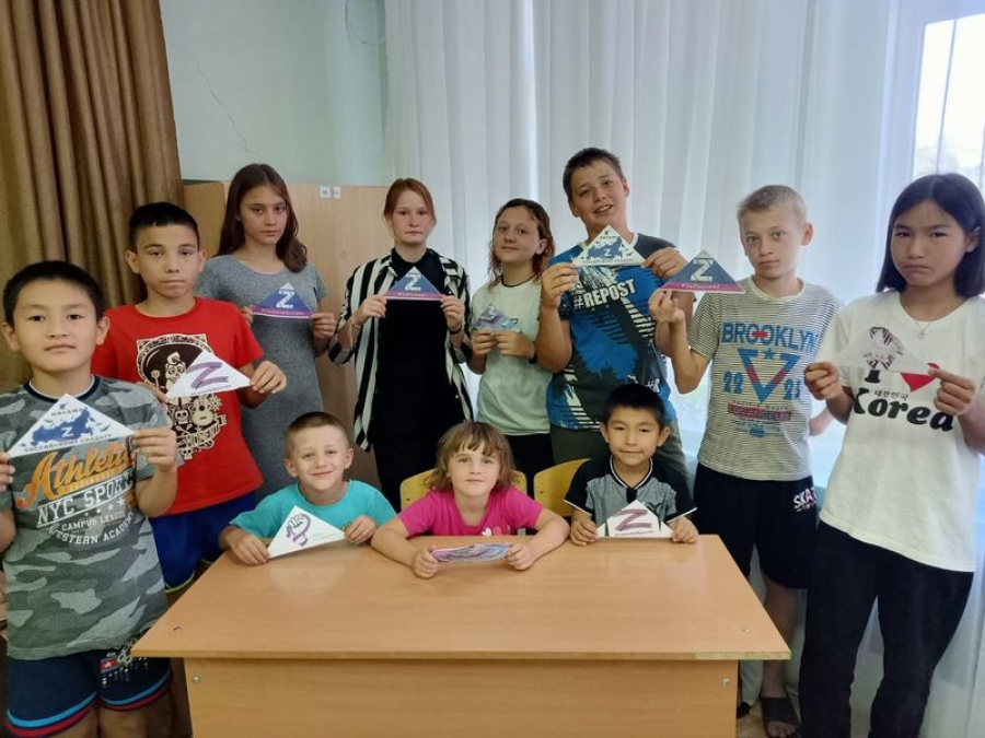 Воспитанники СРЦ написали письма бойцам СВО