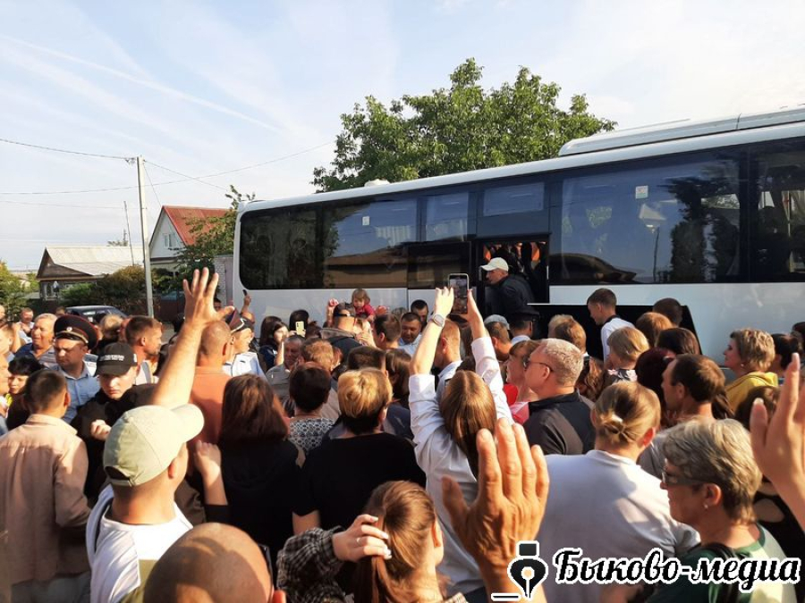 Быковских новобранцев торжественно проводили в армию