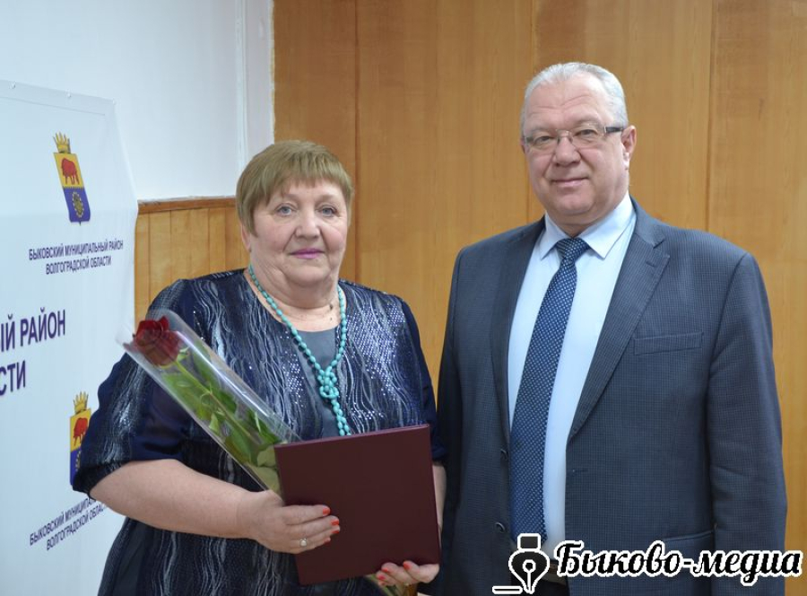 Специалиста системы образования наградили грамотой