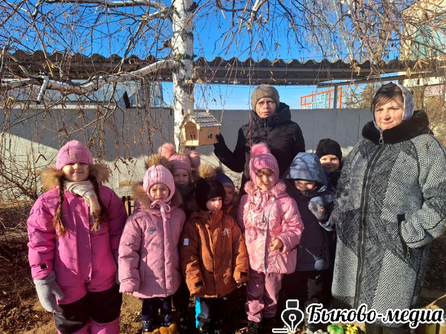 В Зеленом обновили кормушки для птиц