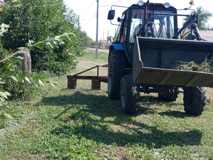 В Красносельце ведут борьбу с подросшей травой