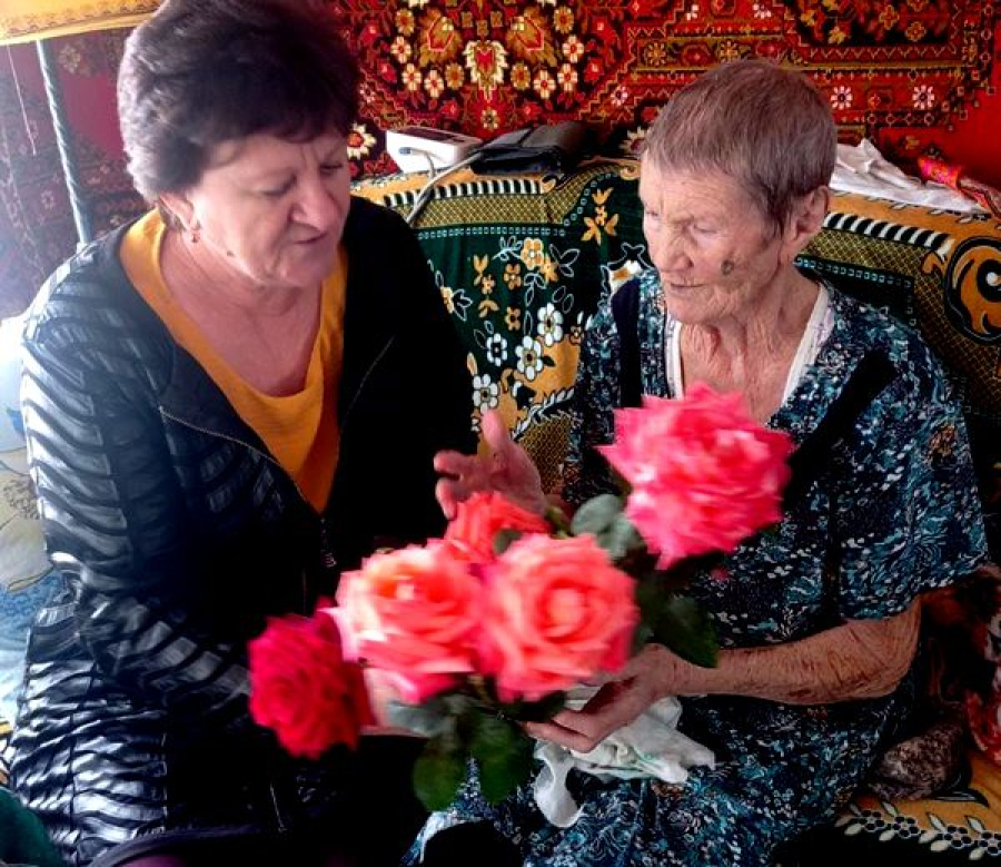 В Солдатско-Степном поздравили почетных жителей с юбилеем