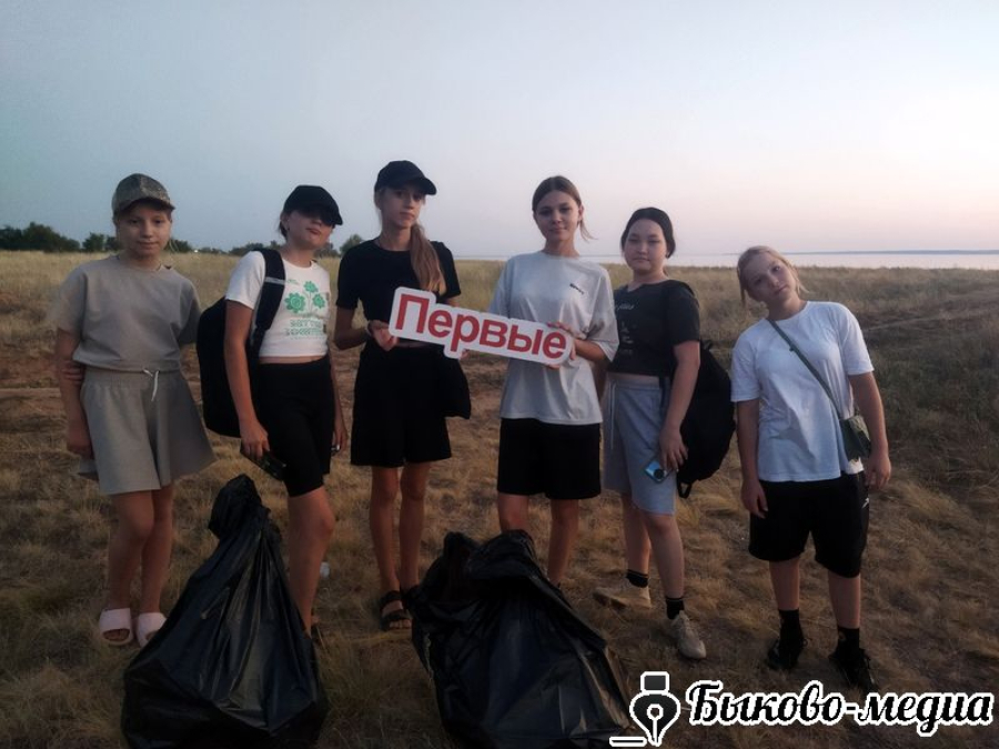 Активисты "Движение Первых" очистили берег от пластика