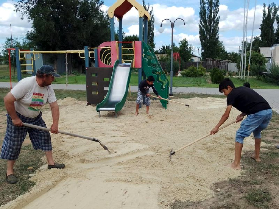 В Красносельце детская площадка стала безопасней