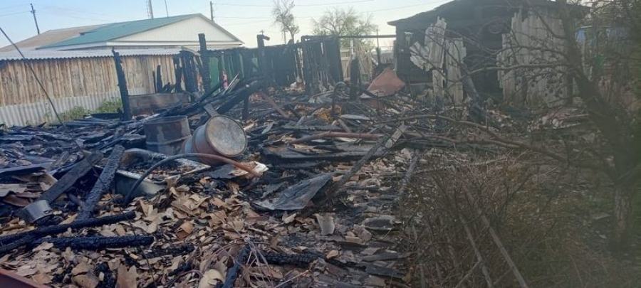 В Солдатско-Степном сгорели хозпостройки