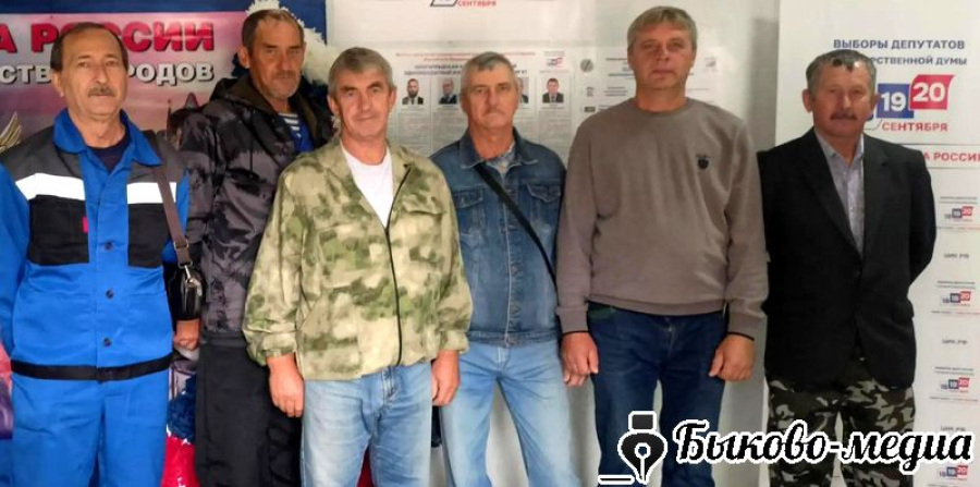 На выборы идут коллективами и семьями