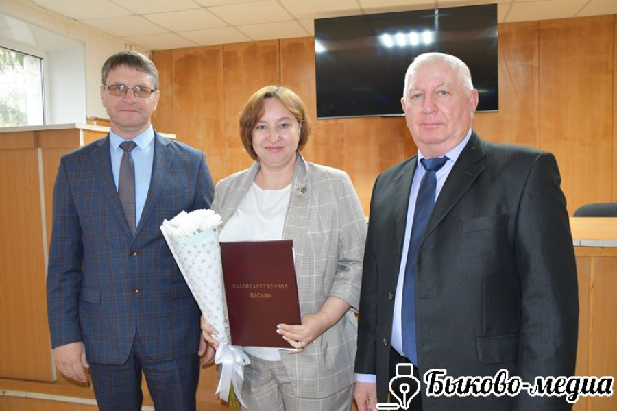 Работники органов местного самоуправления принимали поздравления
