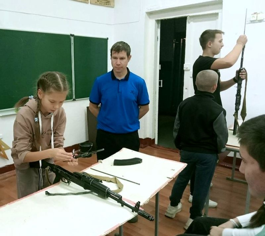 Юные нахимовцы отрабатывают в классе теорию и практику