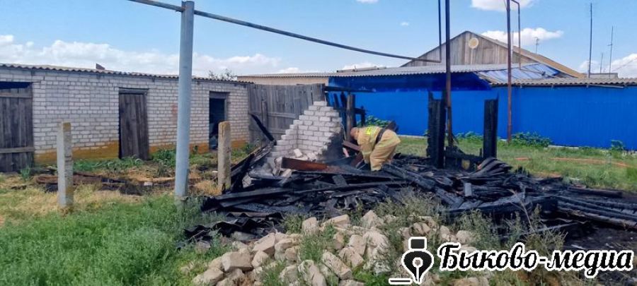В Солдатско-Степном сгорел сарай