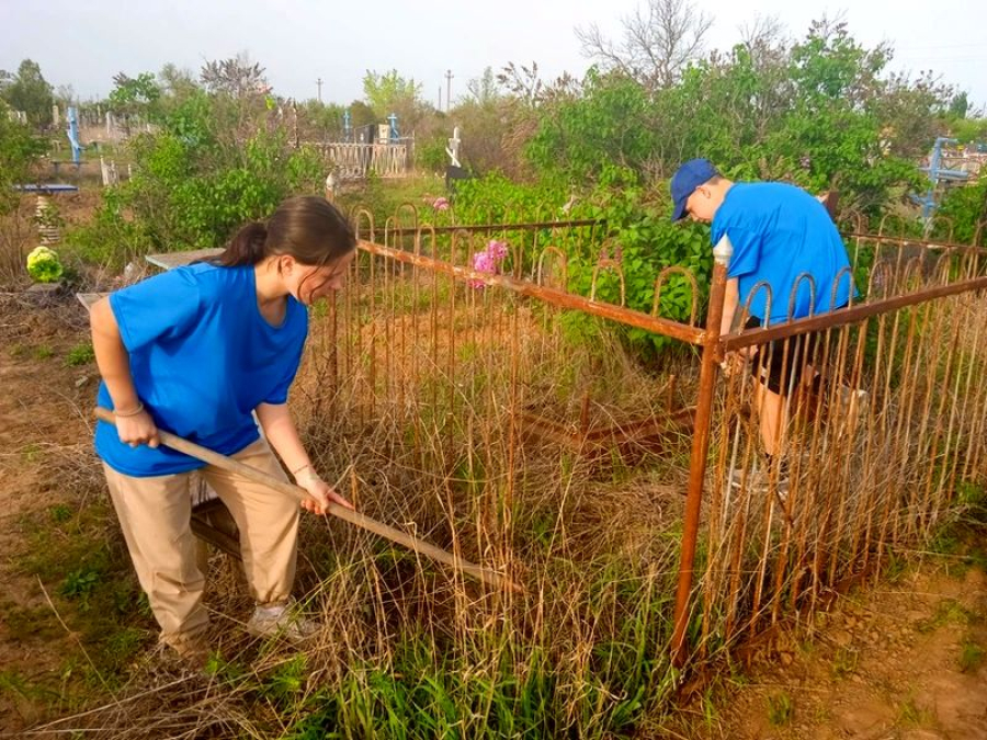 Волонтеры отряда "ДариДобро" убрали могилы ветеранов войны