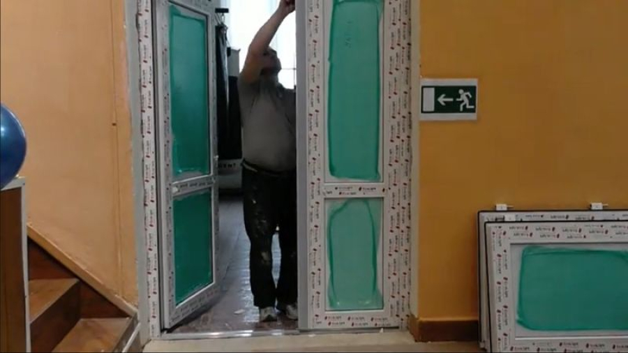В Приморске в обновленном ДК появились новые двери и светильники