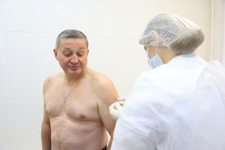 Губернатор Андрей Бочаров сделал прививку от гриппа
