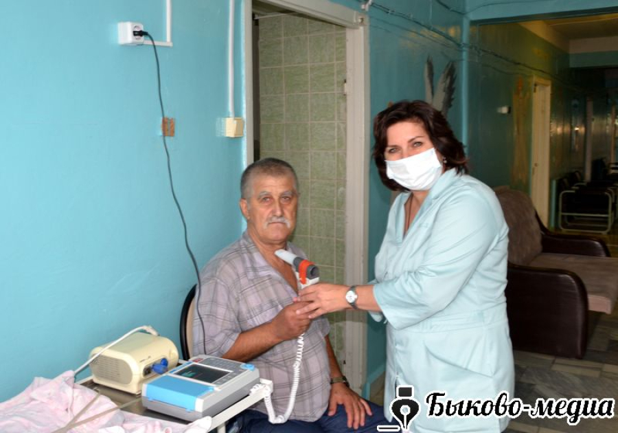 врач &ndash;терапевт терапевтического отделения ЦРБ Быковского района  Ольга Тищаева  показывает работу аппарата ФВД 