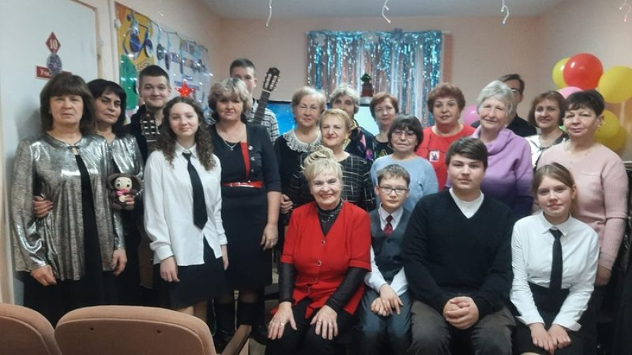 Музыканты школы искусств устроили новогодний концерт для  "серебряных" волонтеров