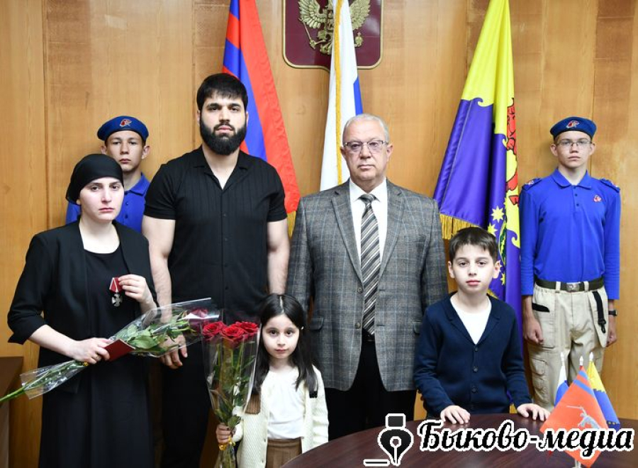 Семье погибшего воина Асланова Аслана передан орден Мужества