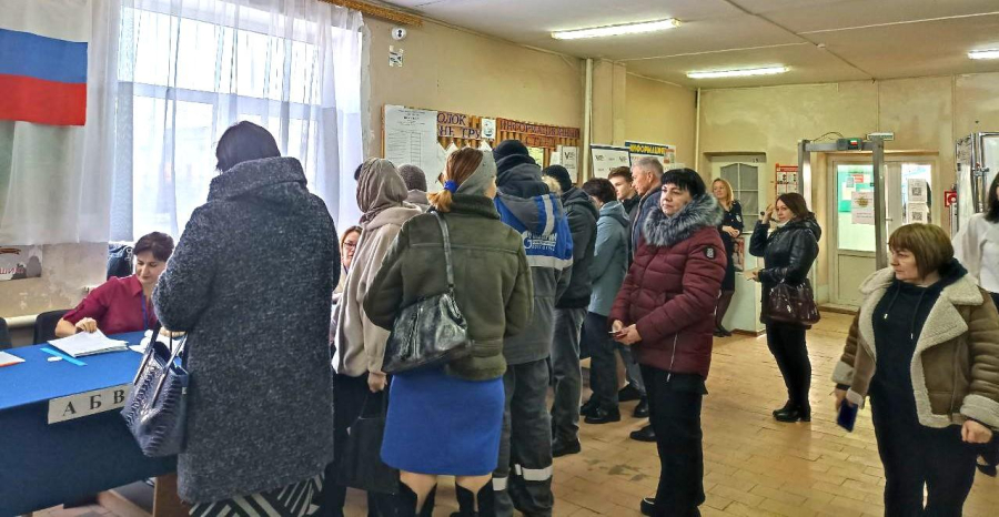 Первые избиратели пришли на участки района