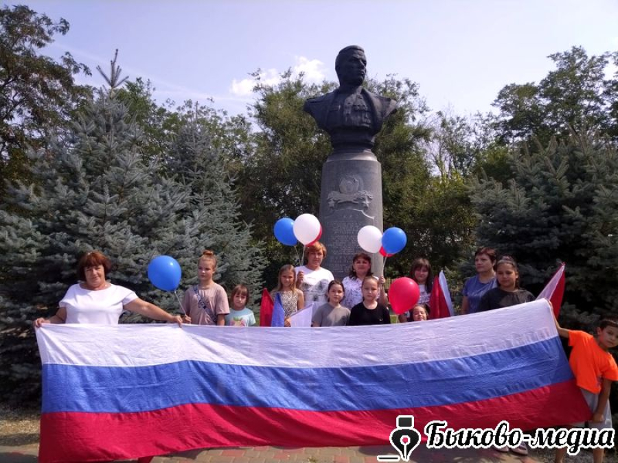 В Новоникольском отметили День флага РФ