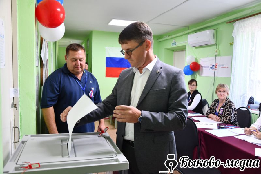 Глава района проголосовал на избирательном участке № 205