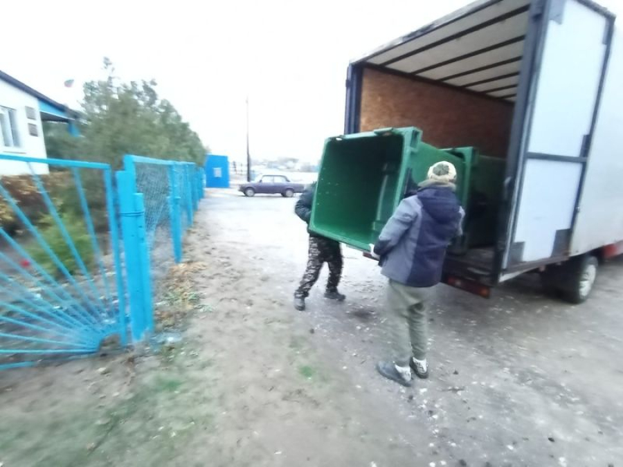 В Верхнем Балыклее закупили новые контейнеры для мусора