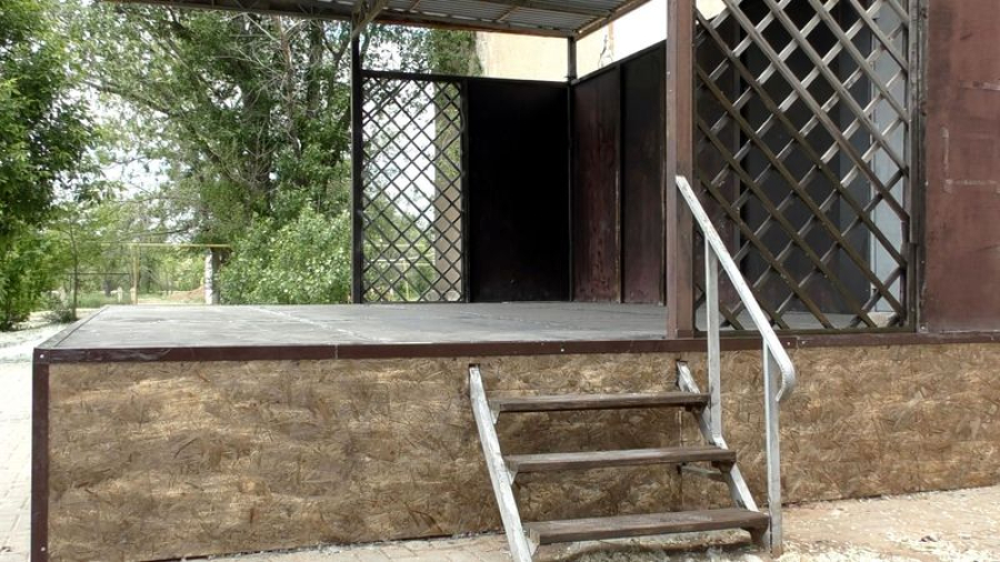 В Приморске отремонтировали летнюю сцену