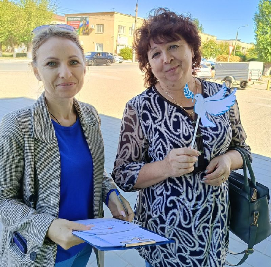 Модельная библиотека провела акцию "Я гражданин России, для мира я готов..."