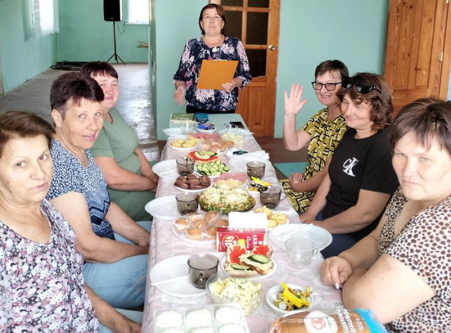 В Демидове соседи собрались на чаепитие