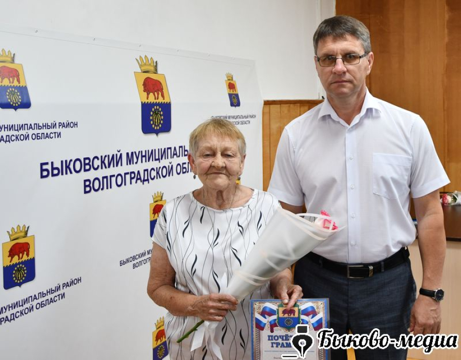 Глава района вручил Надежде Власовой почетную грамоту