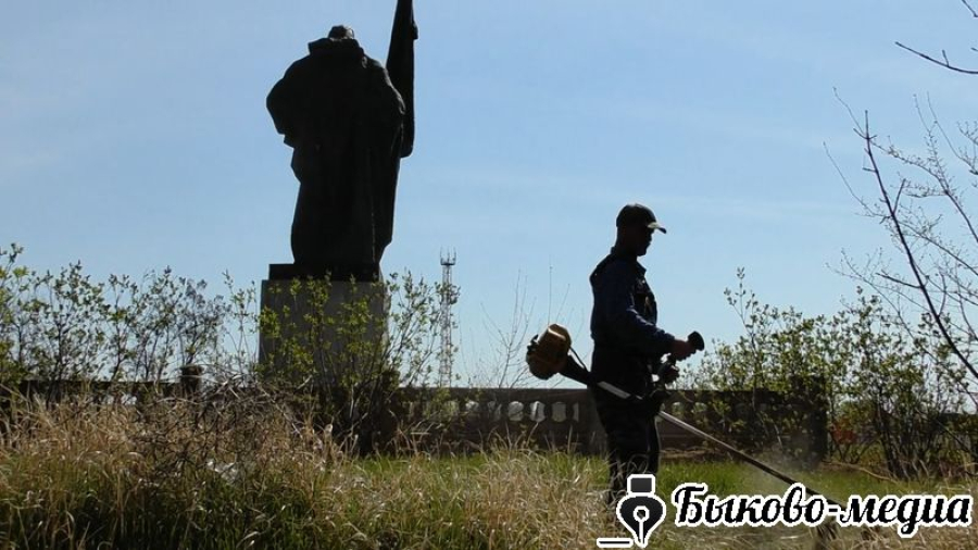 Работники Приморского дорожного участка убрали у памятника  танкисту П. А. Семёнову