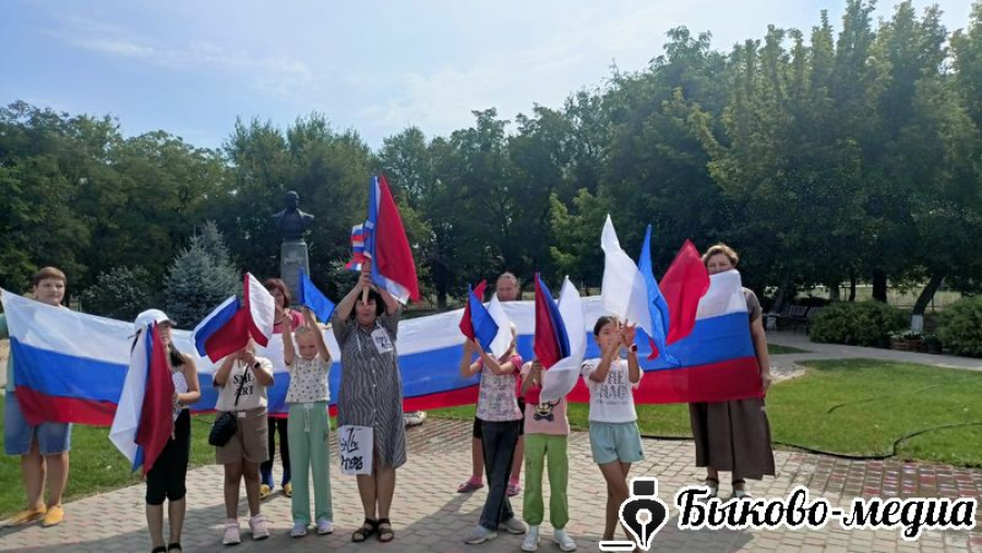 В Новоникольском поздравили жителей с Днем российского флага