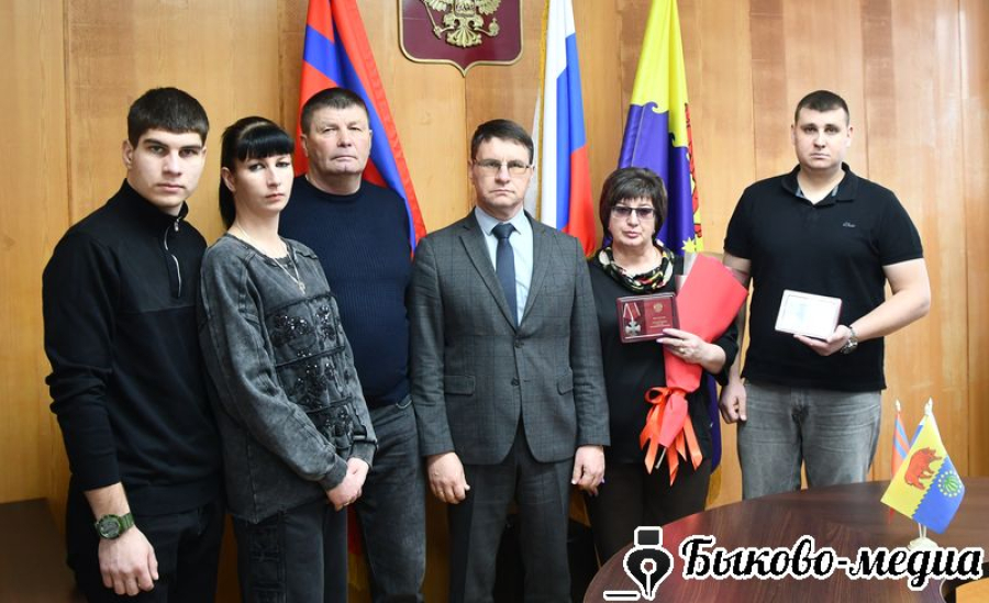 Орден Мужества и медаль  &laquo;За отвагу&raquo; переданы семьям  Героев  СВО