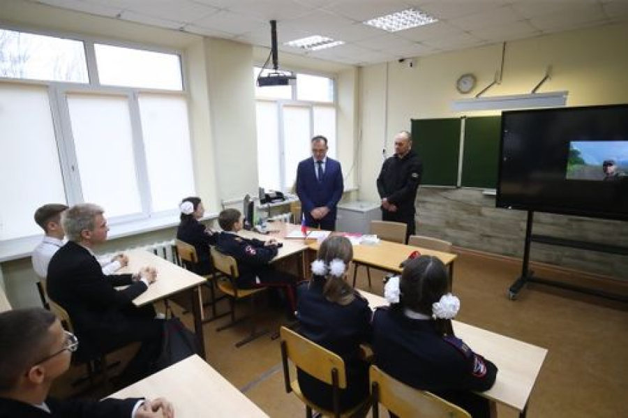 Волгоградские школьники встретились с участником СВО