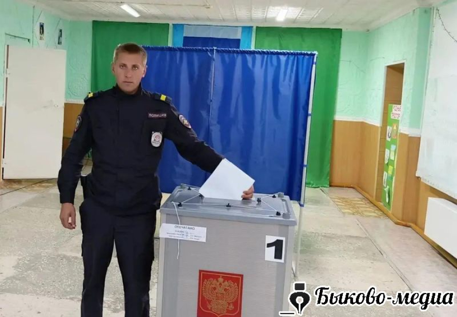 В Садовом первым проголосовал сотрудник полиции