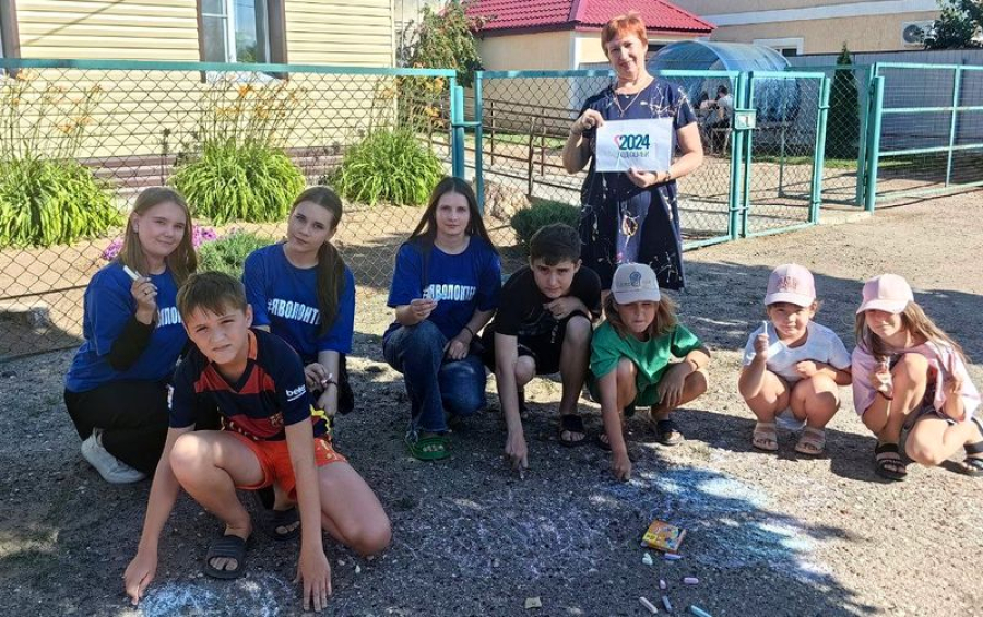 Волонтеры нарисовали на асфальте символ семьи, любви и верности