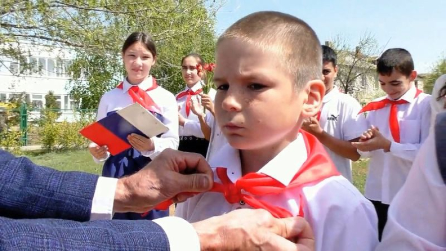 В Приморске торжественно приняли в дружину новых пионеров