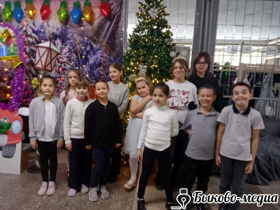 В Доме творчества провели развлекательную программу "Новогодний калейдоскоп"