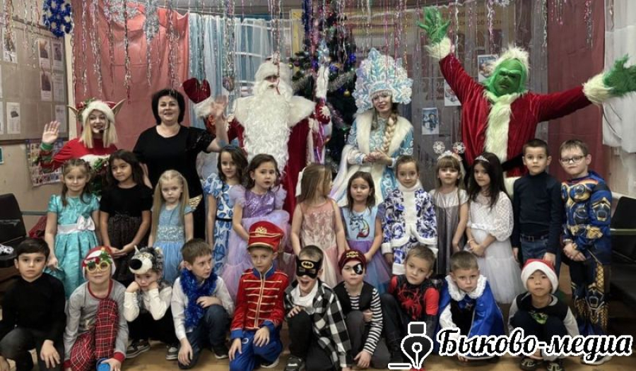 К "смышлёнышам" пришли Дед Мороз и Снегурочка