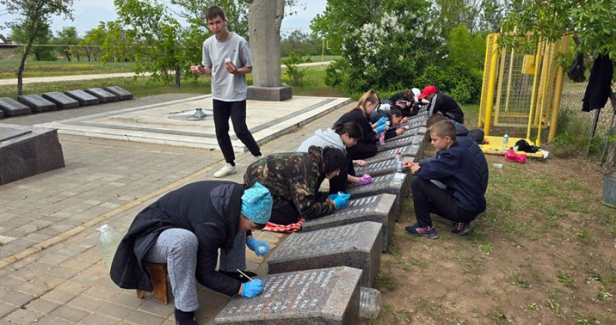 В Приморске &nbsp;обновили мемориальные плитки памятника Скорбящая Мать