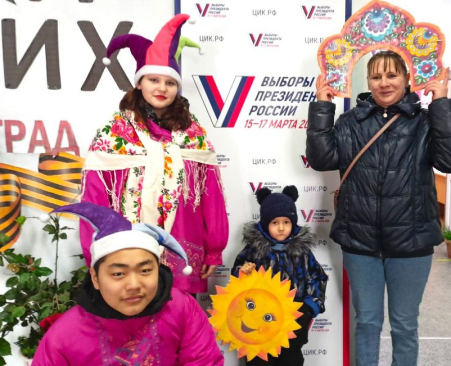 Избирателей встречают  блинами и песнями