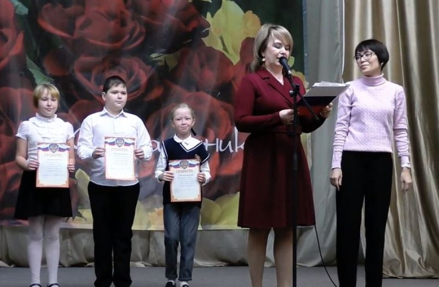 В Приморской школе прошел конкурс чтецов ко Дню матери