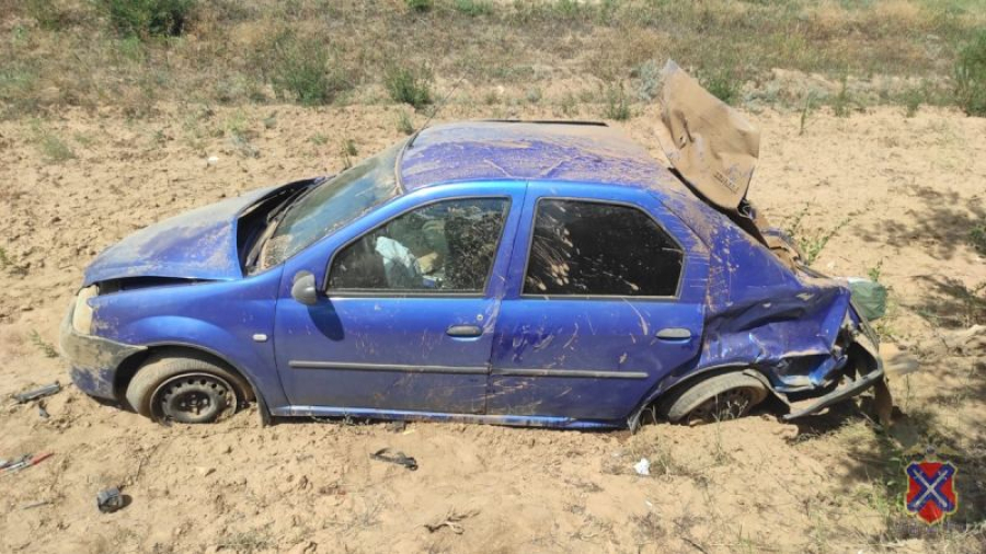 В Быковском районе автомобиль опрокинулся в кювет
