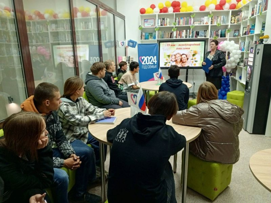 В модельной библиотеке состоялся литературно-поэтический вернисаж "Семья - источник вдохновения"