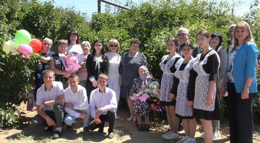 В Приморске поздравили ветерана войны Нину Павловну Малуеву с днём рождения